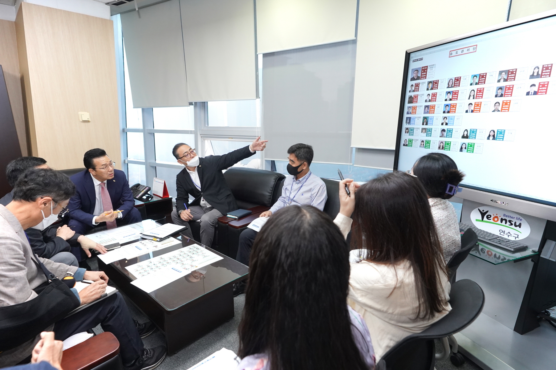 연수구가 20만 송도국제도시 주민들의 행정업무를 전담할 송도관리단 확장 이전과 함께 21일 본격적인 업무를 시작하면서 송도시대를 열었다.